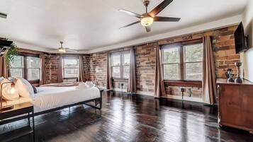 3 habitaciones, escritorio y tabla de planchar con plancha