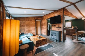 Una televisión, una chimenea