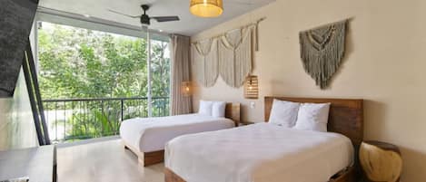 Skrivebord, strykejern/-brett, reiseseng for barn og wi-fi (inkludert)