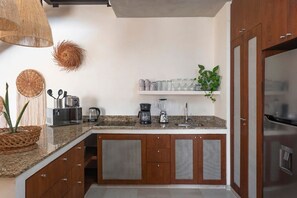 Réfrigérateur, micro-ondes, plaque de cuisson, cafetière/bouilloire