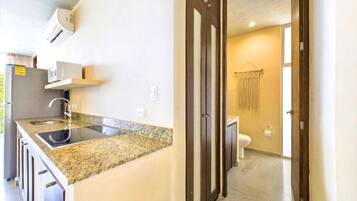 Fridge, microwave, stovetop, coffee/tea maker