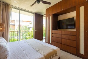 1 habitación, escritorio, tabla de planchar con plancha y cuna de viaje 