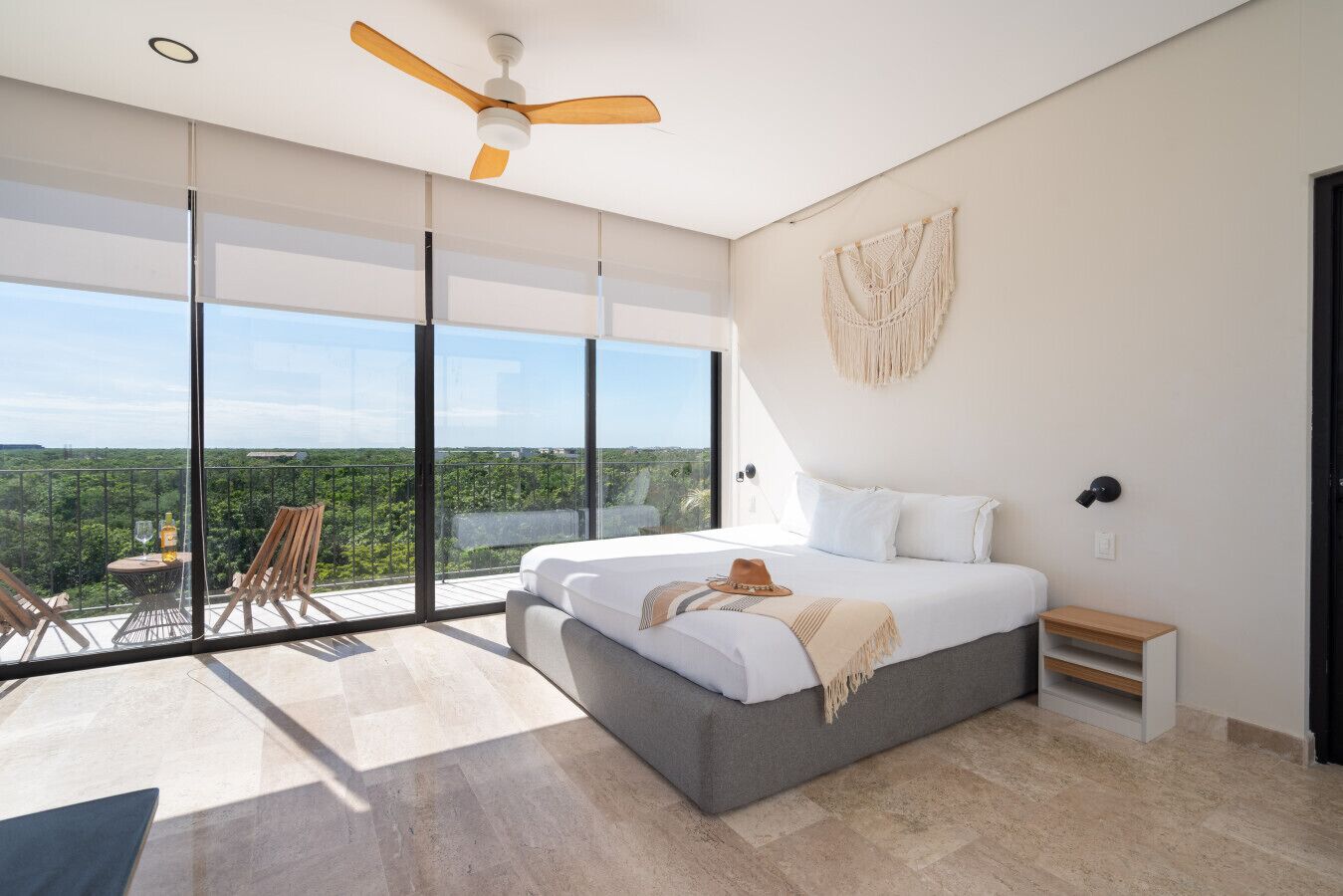 3 habitaciones, escritorio y tabla de planchar con plancha 