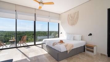 3 habitaciones, escritorio y tabla de planchar con plancha