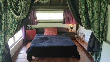 3 bedrooms, desk, WiFi, bed sheets