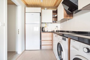 Deluxe-Apartment | Eigene Küche | Großer Kühlschrank, Herdplatte, Geschirrspüler, Wasserkocher