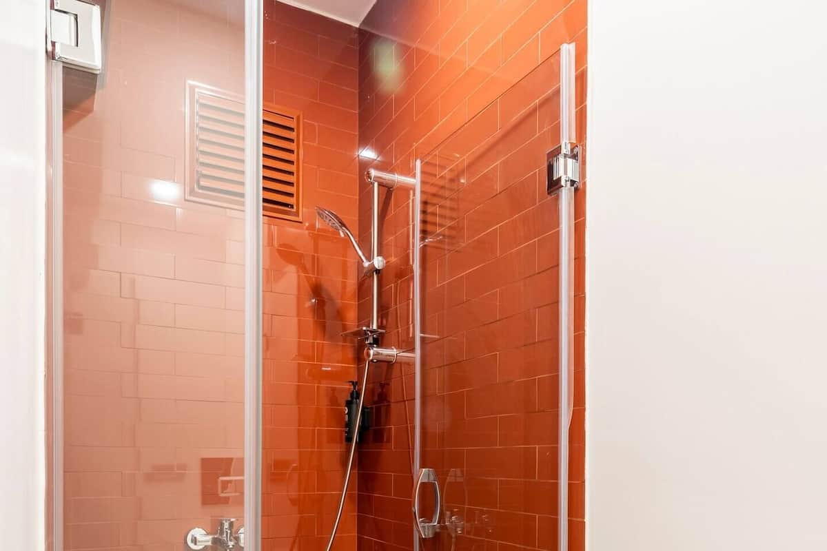 Dusche, Hydromassagedusche, kostenlose Toilettenartikel, Haartrockner