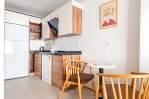 Full-size fridge, stovetop, dishwasher, electric kettle
