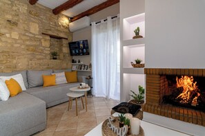 Smart TV, fireplace