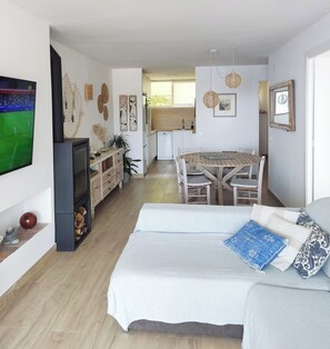 Una Smart TV, una chimenea, libros