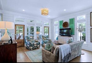 Smart-TV, Videospiele, Tischtennisplatte