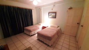 5 habitaciones, tabla de planchar con plancha y wifi gratis
