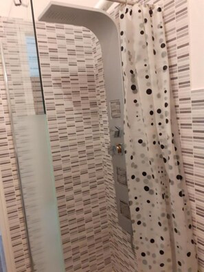 Shower, hair dryer, bidet, towels - Salgari209 (Genova)