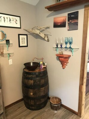 Interior - Lush Couples Cottage w/ access to Waterfront Property (Bacliff)
