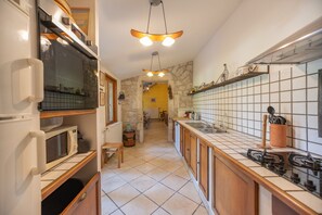 Fridge, microwave, oven, dishwasher - Le Grand Cèdre - Maison avec piscine privée (Ribes)