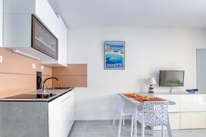 Fridge, microwave, dishwasher, coffee/tea maker - Isulita - Studio climatisé à 400m de la mer (Bandol)