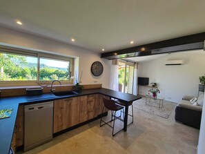 Jääkaappi, mikroaaltouuni, uuni, liesi