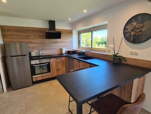 Réfrigérateur, four à micro-ondes, un four, surface de cuisson