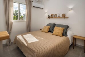 1 habitación, tabla de planchar con plancha y cuna de viaje 