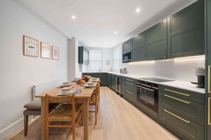 冷蔵庫、電子レンジ、オーブン、食器洗い機