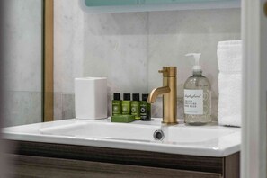 Bathroom - Elegant split level High St Ken Apt with Terrace (London)