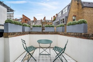 Outdoor dining - Elegant split level High St Ken Apt with Terrace (London)