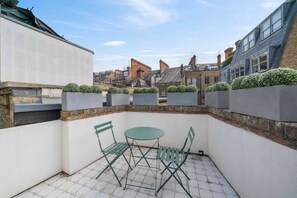 Outdoor dining - Elegant split level High St Ken Apt with Terrace (London)