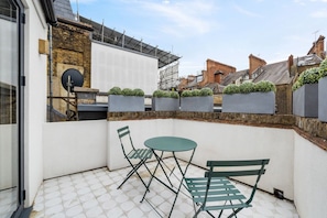 Outdoor dining - Elegant split level High St Ken Apt with Terrace (London)