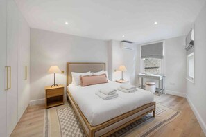 Room - Elegant split level High St Ken Apt with Terrace (London)