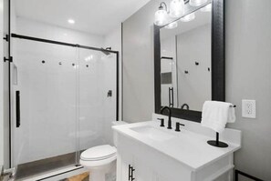 Shower, towels - Lake LBJ Waterfront Condo (Kingsland)