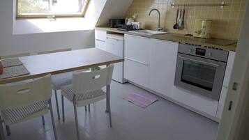 Een microgolfoven, een oven, een kookplaat, een vaatwasser