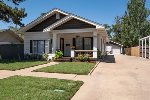 Jackson St Duo. Near I-40, DT, & Rt 66 Historic Dist. Perfect for larger groups 