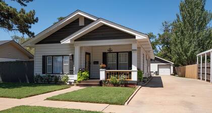 Jackson St Duo. Near I-40, DT, & Rt 66 Historic Dist. Perfect for larger groups