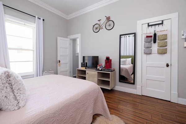 1 habitación, tabla de planchar con plancha y cuna de viaje