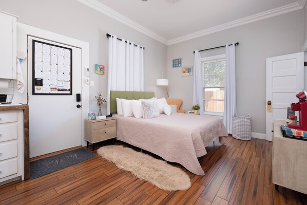 1 habitación, tabla de planchar con plancha y cuna de viaje 