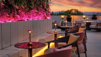 2 bars/lounges