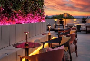 2 bars/lounges
