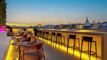 2 Bars/Lounges