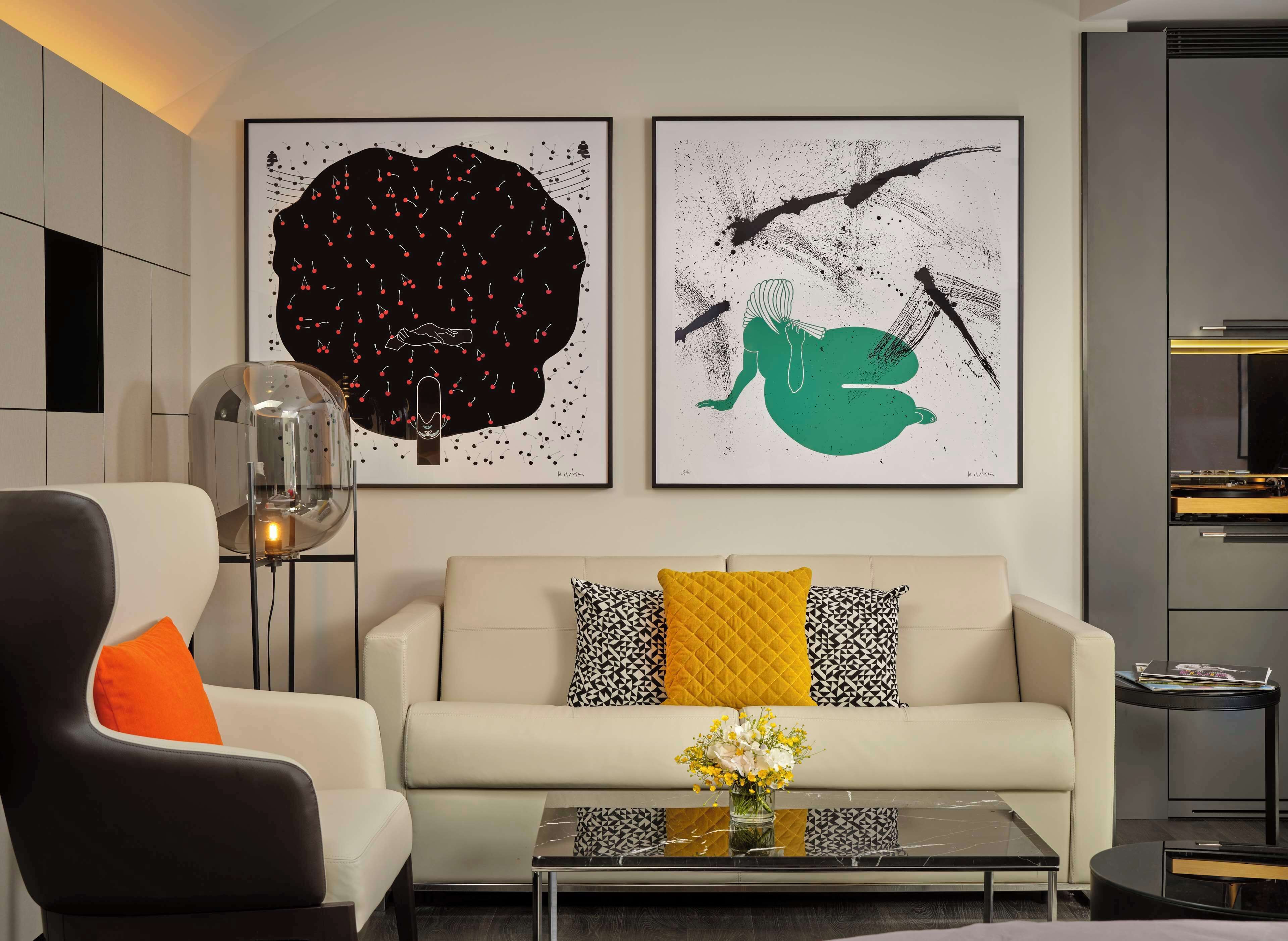 Safe på rommet, skrivebord og skrivebord for bærbar PC