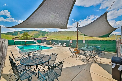 The Mountainside - Unit B47 with a private indoor hot tub, views, & pool