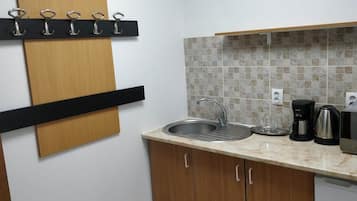 Twin Room | Private kitchenette | Mini-fridge, microwave, espresso maker, cookware/dishes/utensils