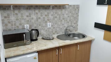 Twin Room | Private kitchenette | Mini-fridge, microwave, espresso maker, cookware/dishes/utensils