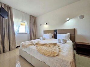 1 chambre, bureau, fer et planche à repasser, Wi-Fi