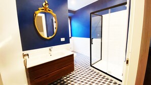 Een douche, een haardroger, een bidet, handdoeken