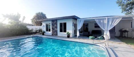Piscina all'aperto, una piscina riscaldata