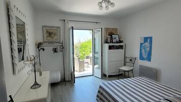 3 chambres, fer et planche Ă repasser, draps fournis