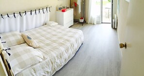 Une chambre à coucher avec un lit, une commode et une fenêtre.