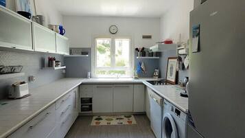 Réfrigérateur, micro-ondes, four, lave-vaisselle