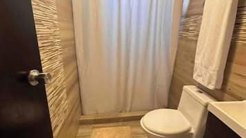 Secador de cabelo, toalhas de banho, sabonete, papel higiênico