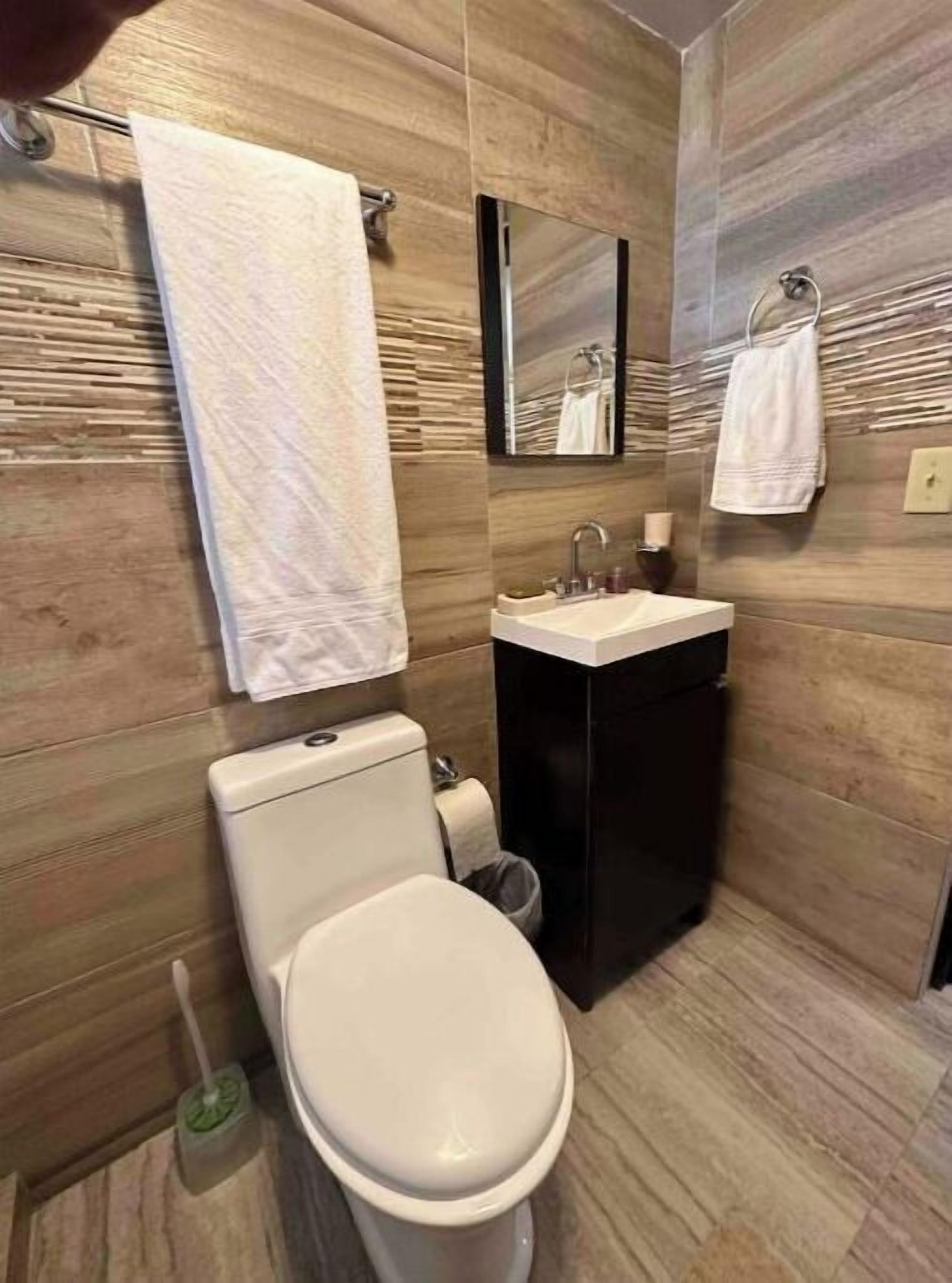 Sèche-cheveux, serviettes fournies, savon, papier toilette